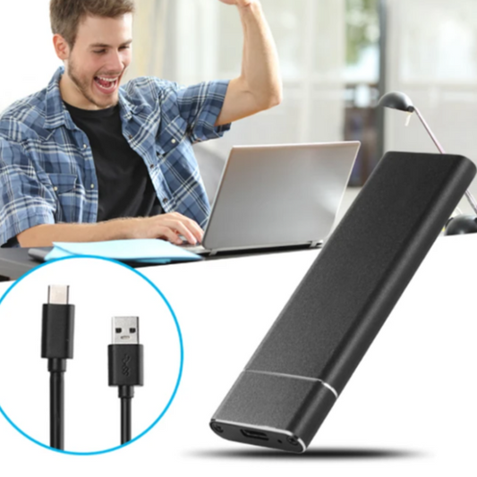 Schwarze externe SSD-Festplatte USB-C, tragbar, neben jubelndem Mann mit Laptop.