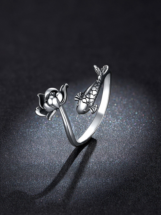 Silberner Ring mit Koi-Fisch und Lotusblume, verstellbar, elegantes Schmuckdesign.