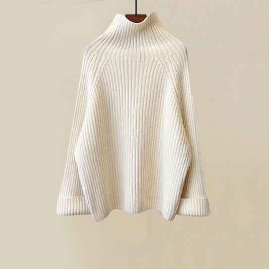 Weißer Rollkragenpullover aus Strick, Damenmode, warm, elegant, Herbst-Winter-Kleidung.