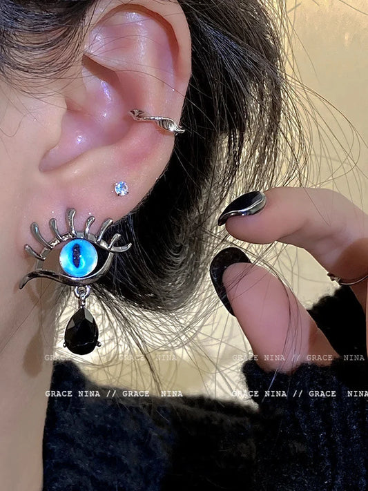 Ohrring mit blauem Auge und schwarzem Tropfenanhänger, modisches Accessoire, Damen-Schmuck.