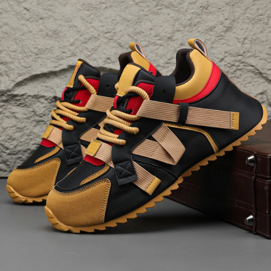 Schwarze und gelbe Sneaker mit rotem Akzent, sportlich, rutschfeste Sohle, Herrenmode.