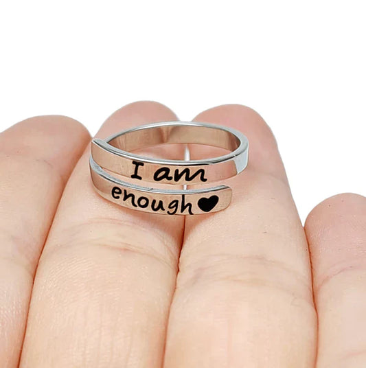 Silberner Motivationsring "I am enough" mit Herz, verstellbar, auf Hand getragen.