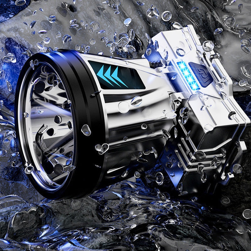 Futuristisches silbernes LED-Taschenlampe im Wasser, robustes Design, blaues Licht, spritzwassergeschützt.