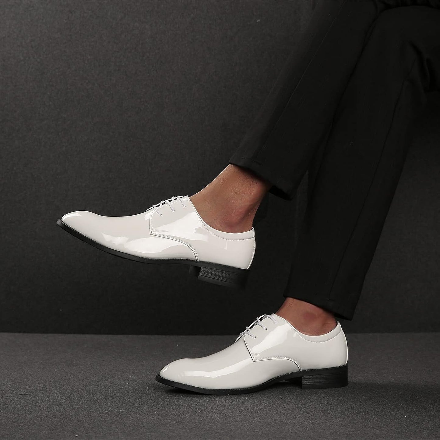 Weiße Lackleder-Herrenschuhe, elegantes Design, ideal für formelle Anlässe.