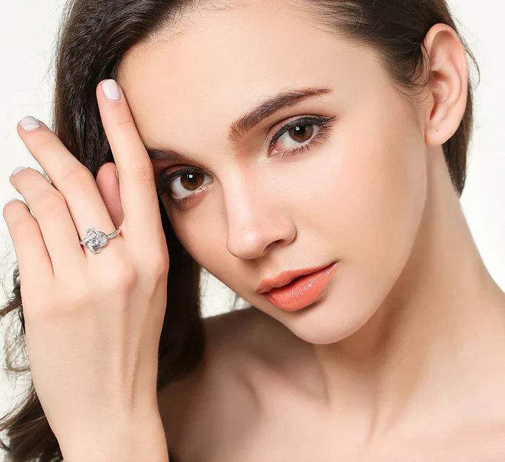 Frau mit silbernem Verlobungsring, großer Diamant, elegantes Schmuckdesign, Nahaufnahme.