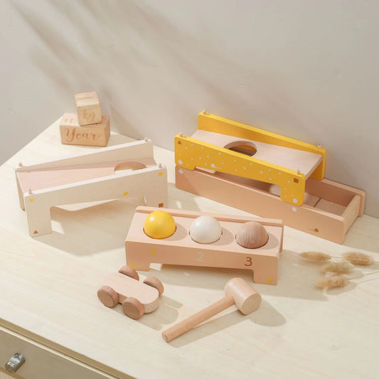 Motorická dřevěná dráha s kladivem a autem – Hracím domek