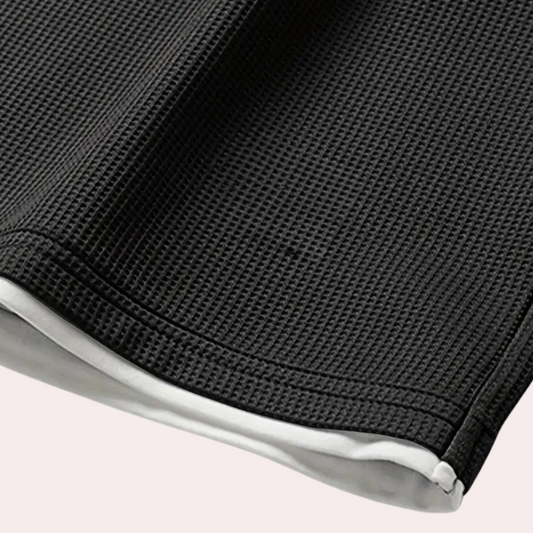 Schwarze Waffelstrick-Shorts aus Baumwolle, Nahaufnahme, modisch, bequem, Herrenbekleidung.