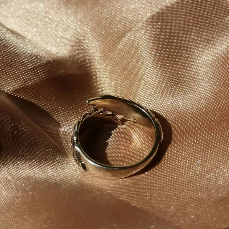 Silberner Hai-Ring auf glänzendem Stoff, Schmuck, modisch, einzigartiges Design, Geschenkidee.