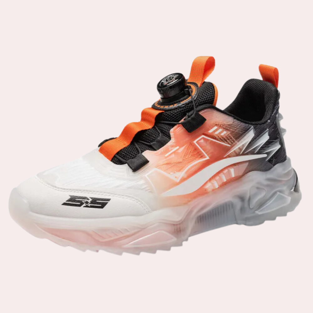 Weiße und orange Sneaker mit schwarzem Akzent, sportliches Design, Herrenlaufschuhe.