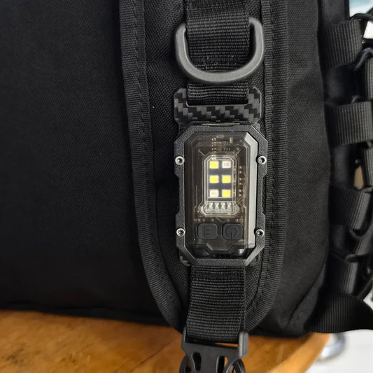 Schwarzes taktisches Rucksacklicht, LED, robust, tragbar, Outdoor-Ausrüstung, Karbon-Optik.