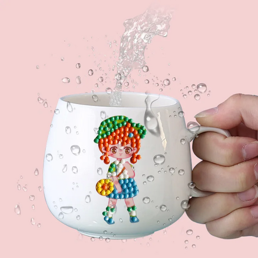 Weiße Keramiktasse mit buntem Cartoon-Mädchen-Design, Wasser wird eingegossen.