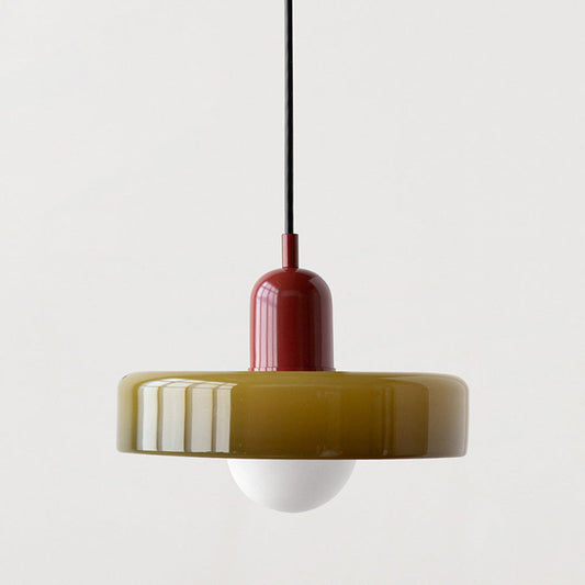 Moderne Pendelleuchte aus Glas, zweifarbig in Rot und Olivgrün, mit schwarzem Kabel.