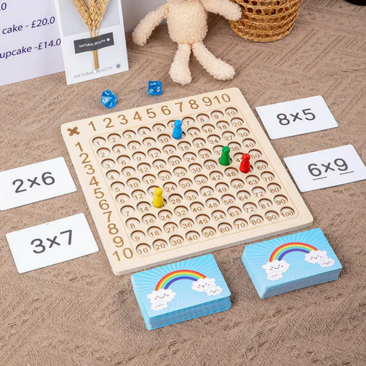 Holz-Multiplikationsbrettspiel mit bunten Spielfiguren, Lernkarten und Würfeln für Kinder.