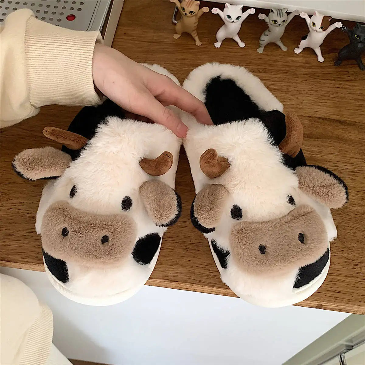 Plastové pantofle s krávím designem – PlushCow