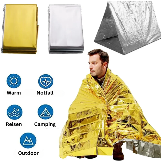 Mann in goldener Notfall-Wärmedecke, ideal für Camping, Outdoor, Reisen, Schutz vor Kälte.