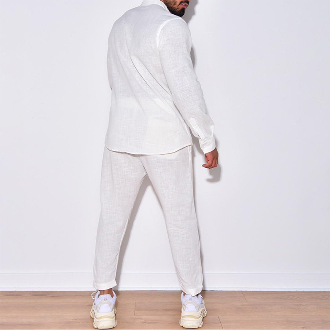 Mann in weißem Leinenanzug, Rückansicht, lässiger Stil, moderne Herrenmode.