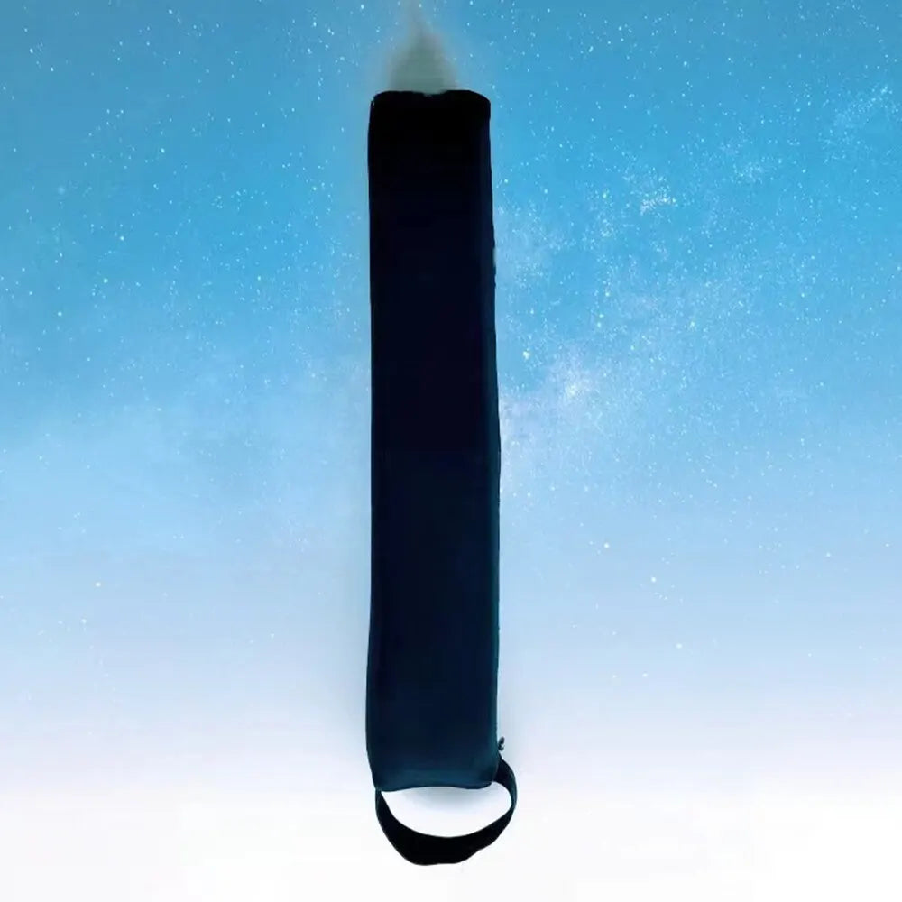 Schwarze Yogamatten-Tragetasche aus Stoff vor blauem Himmel, mit Tragegriff.