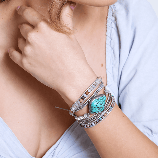 Frau mit türkisfarbenem Armband-Set, Silber, Boho-Stil, modisches Accessoire.
