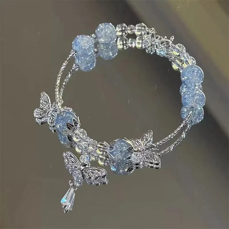 Armband mit blauen Kristallperlen und Schmetterlingsanhängern, eleganter Schmuck, Damenaccessoire.
