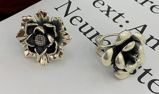 Silberne Blumenringe, Vintage-Design, handgefertigt, Schmuck für Damen, elegantes Accessoire.