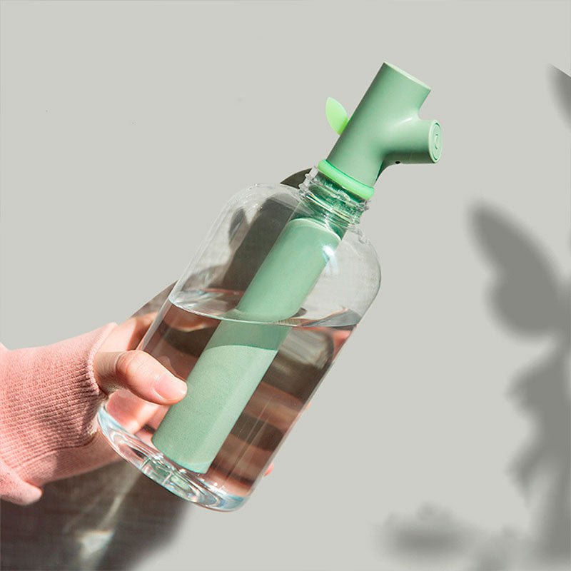 Grüner Luftbefeuchter in Flaschenform, tragbar, modernes Design, für Zuhause oder Büro.