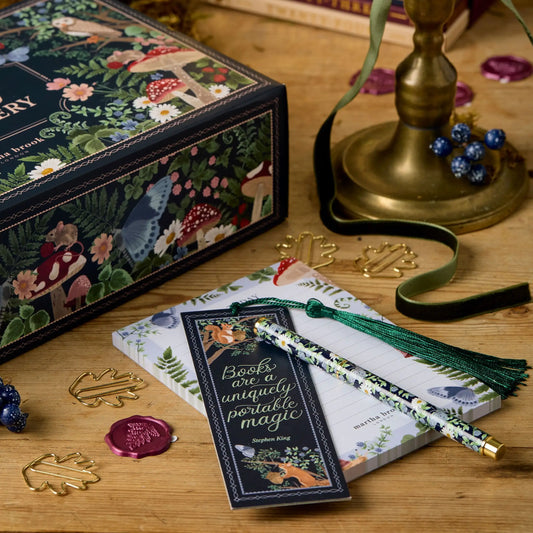 Geschenkbox mit Notizblock, Lesezeichen, Stift, Waldmotiv, ideal für Buchliebhaber, Holzuntergrund.