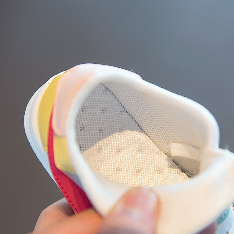 Bunte Kinderschuhe, weiches Innenfutter, atmungsaktiv, bequem, modisch, mehrfarbig.