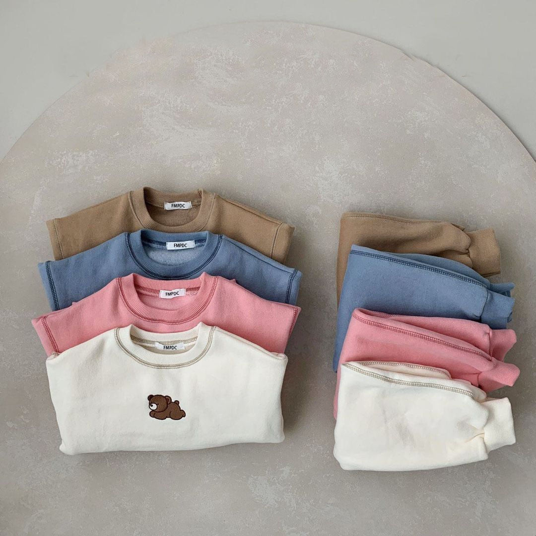 Faltbare Kinderpullover in Beige, Blau, Rosa und Weiß mit Bärenmotiv, Baumwolle, modisch.