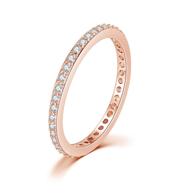 Roségoldener Diamantring, zierlich, funkelnd, elegantes Schmuckstück, Verlobungsring.