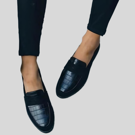 Schwarze Damen-Loafer aus Leder mit Krokodilprägung, elegantes Design, bequeme Passform.