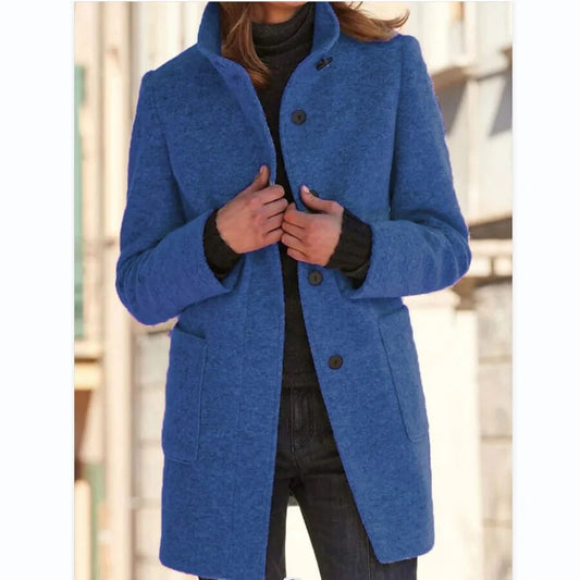 Frau in blauem Wollmantel mit Stehkragen, Vintage-Stil, Herbst-Winter-Mode.