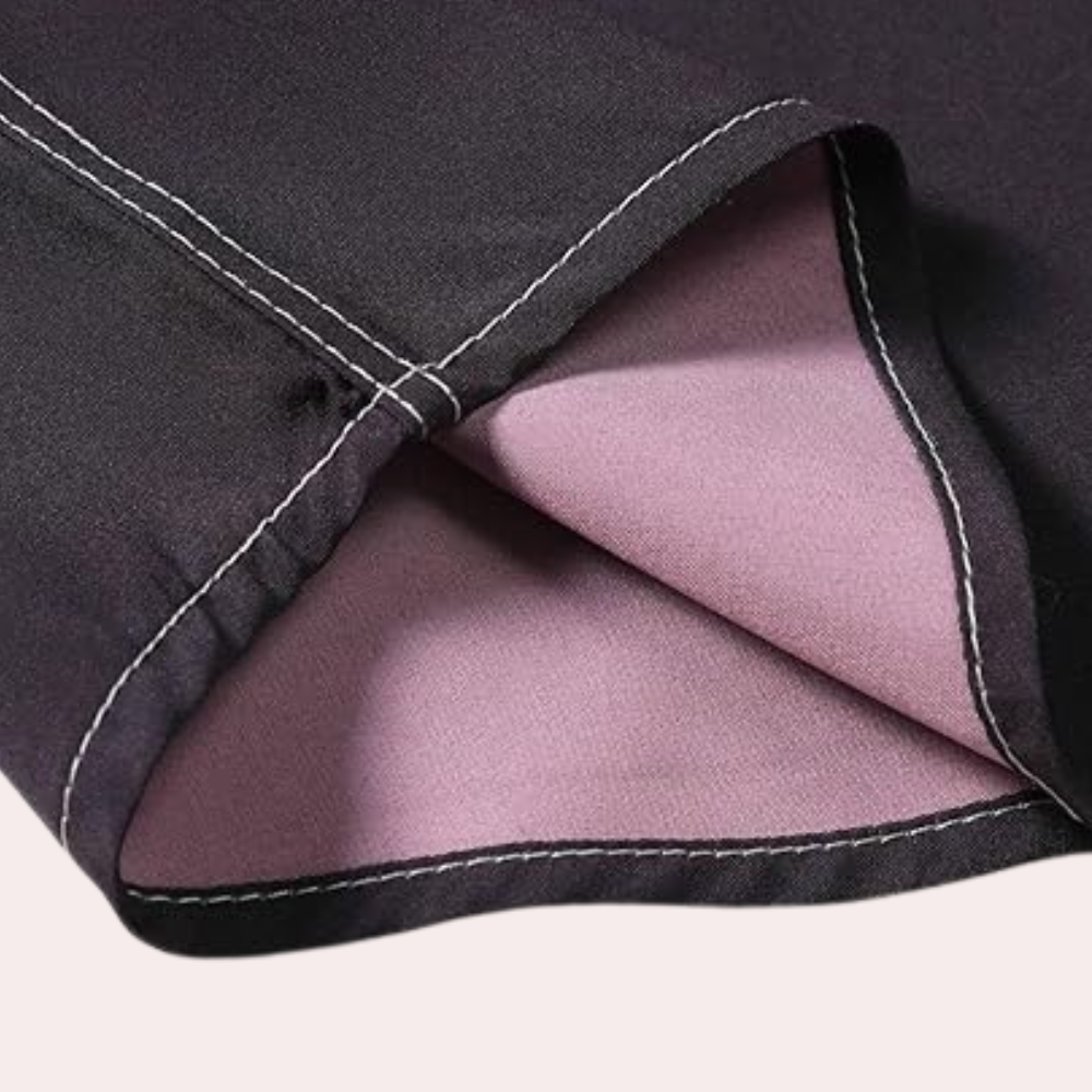 Schwarze Hose mit rosa Innenfutter, weiße Nähte, Baumwollstoff, modisch, langlebig.