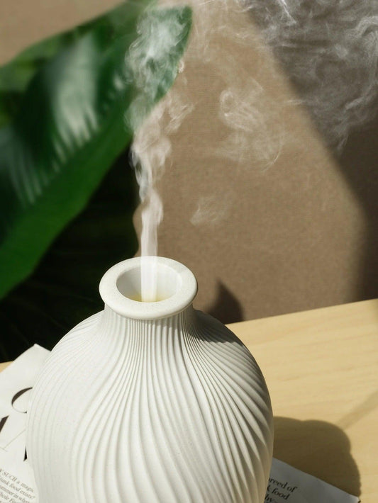Keramik-Diffusor in Weiß mit Rauch, modernes Design, Aromatherapie, auf Holztisch.