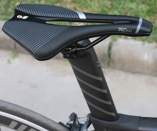 Schwarzer Fahrradsattel PRO143, aerodynamisch, ergonomisch, für Rennräder, Carbon-Material.