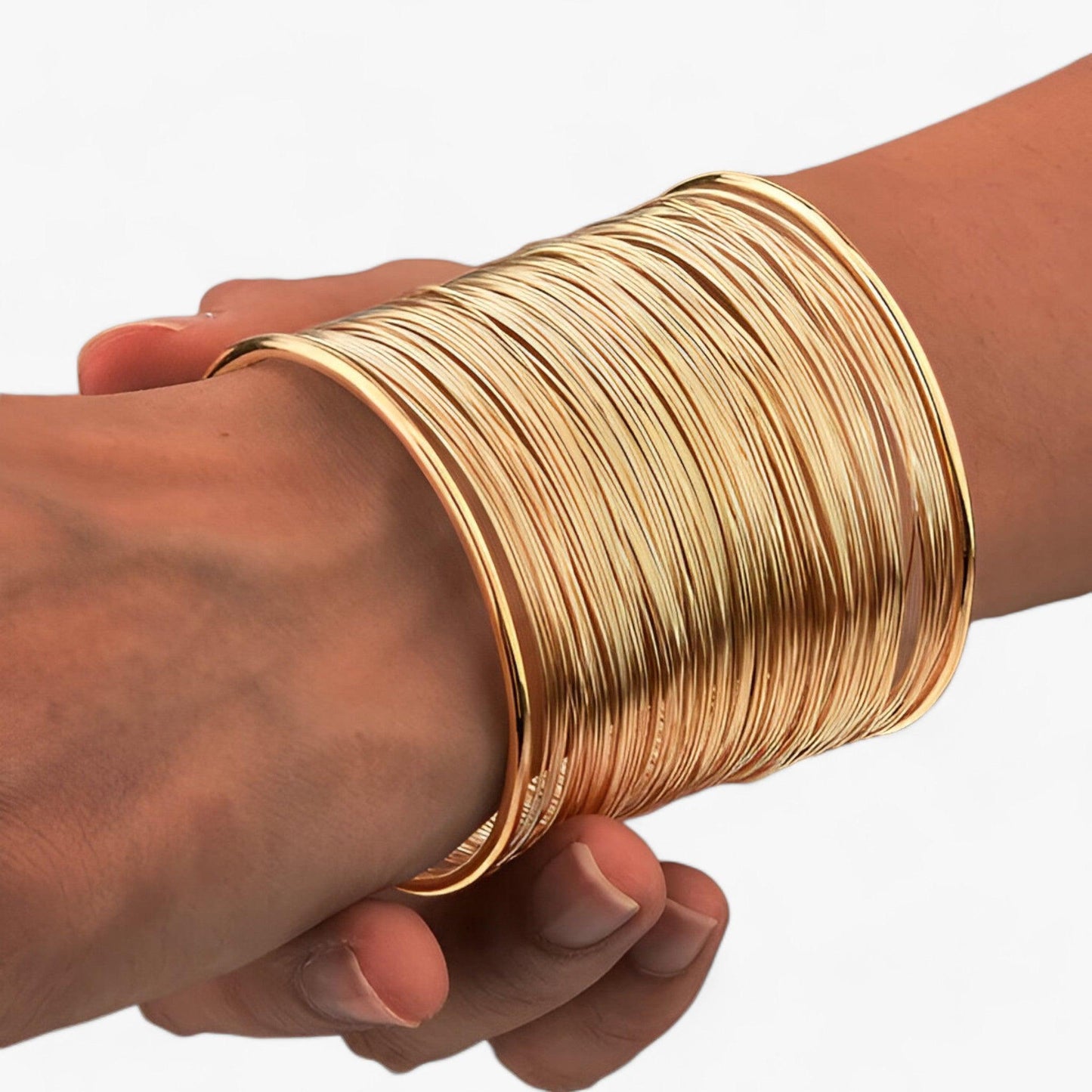 Goldene Armreif-Stapel, glänzend, modisch, Damen-Schmuck, elegantes Accessoire, Handgelenk.