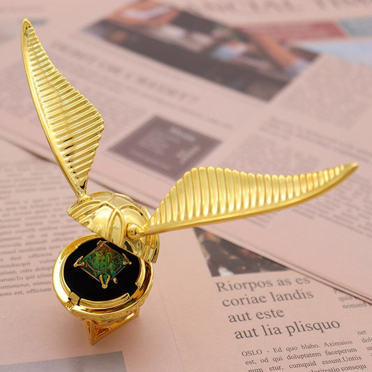 Goldener Schnatz Replik, goldfarben, detailreich, auf Zeitung liegend, Sammlerstück.