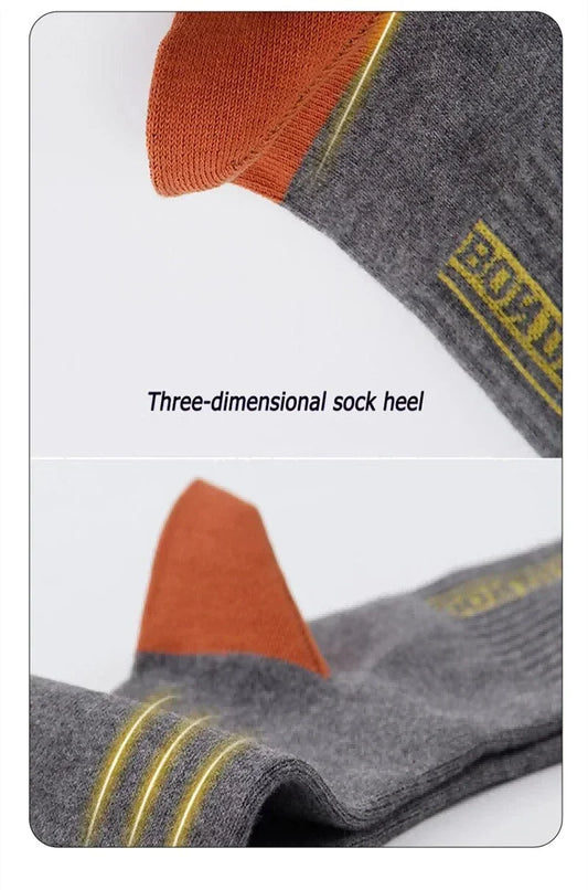 Graue Sportsocken mit dreidimensionaler Ferse, orange Akzente, atmungsaktiv, bequem.