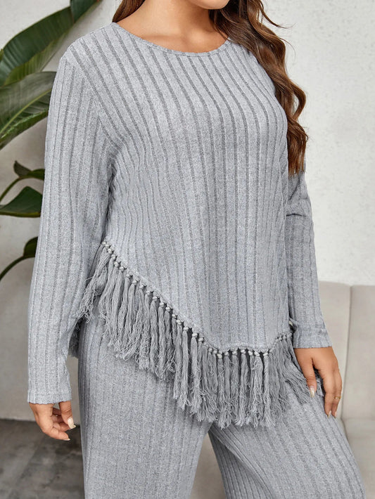 Damen grauer Strickpullover mit Fransen, langärmelig, modisch, bequem, Herbstmode.