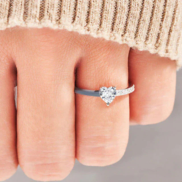 Herzförmiger Diamantring, Silber, Damen, Verlobung, elegantes Design, funkelnd, Schmuck.