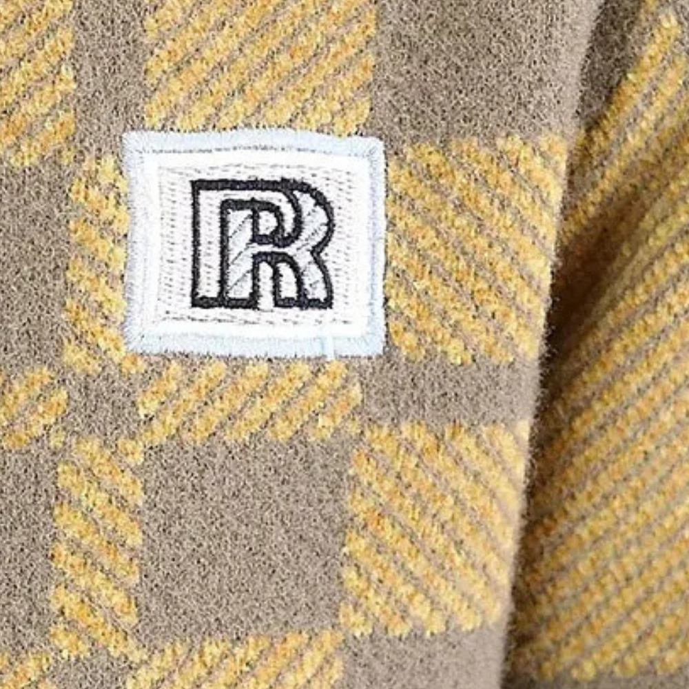 Gelber kariertes Wollpullover mit gesticktem Logo, weiches Material, modisches Design.