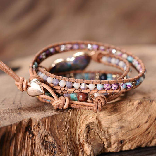Handgemachtes Boho-Wickelarmband mit Jaspis-Herz, Leder, bunte Perlen, Damen-Schmuck.