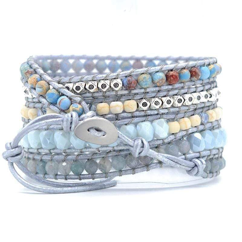 Handgemachtes Wickelarmband mit blauem Topas, Boho-Stil, mehrfarbige Perlen, Lederband.