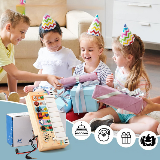Kindergeburtstag mit Geschenken, Partyhüten und Spielzeugpiano im Wohnzimmer.