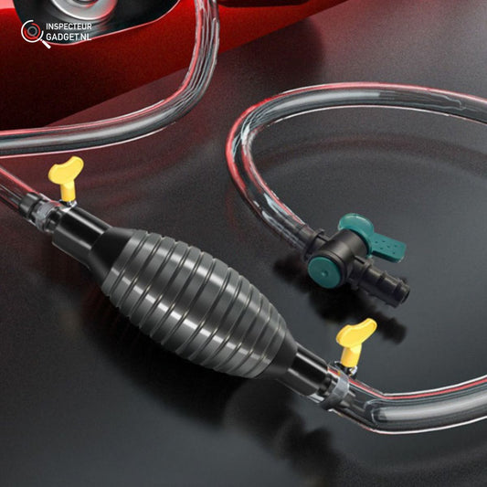 Schwarze manuelle Kraftstoffpumpe mit transparentem Schlauch und gelben Ventilen auf schwarzem Hintergrund.