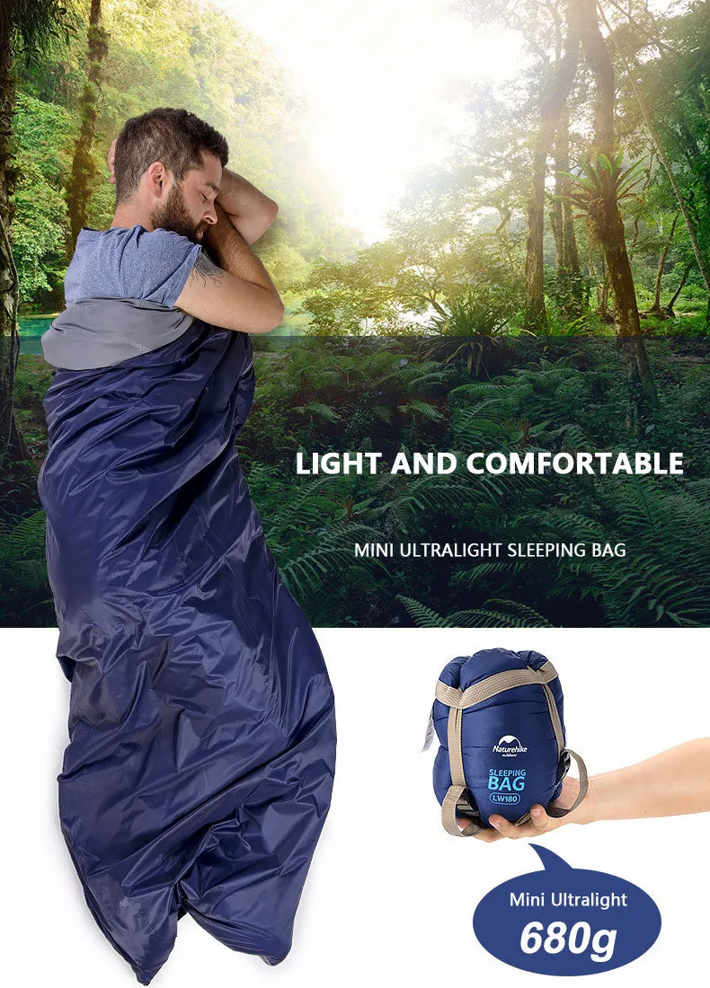 Mann im blauen Naturehike Schlafsack, ultraleicht, tragbar, ideal für Camping und Wandern.