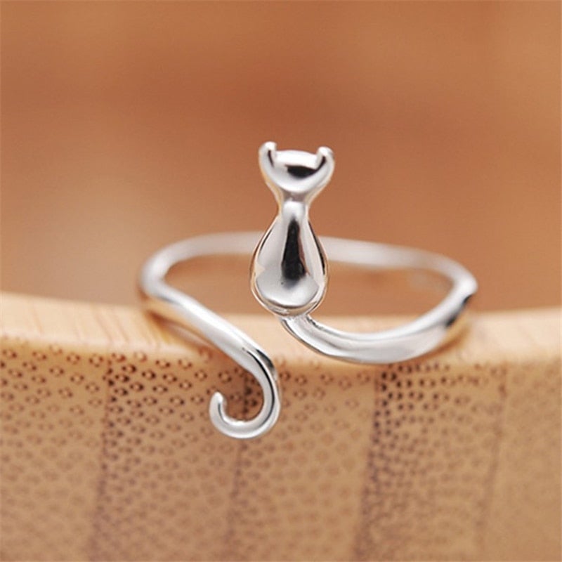 Silberring mit Katzenmotiv, verstellbar, elegantes Design, Schmuck für Katzenliebhaber.