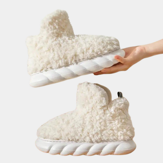 Weiße, flauschige Hausschuhe mit dicker Sohle, gemütlich, warm, Damenmode, Winteraccessoire.