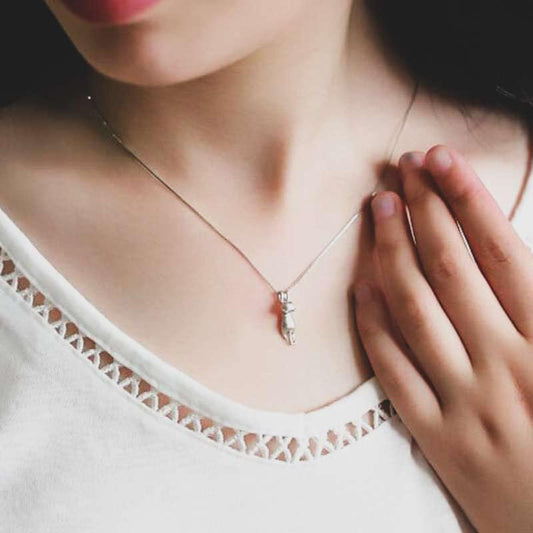 Silberanhänger Katze, Damenhalskette, elegantes Design, modisches Accessoire, Geschenkidee.