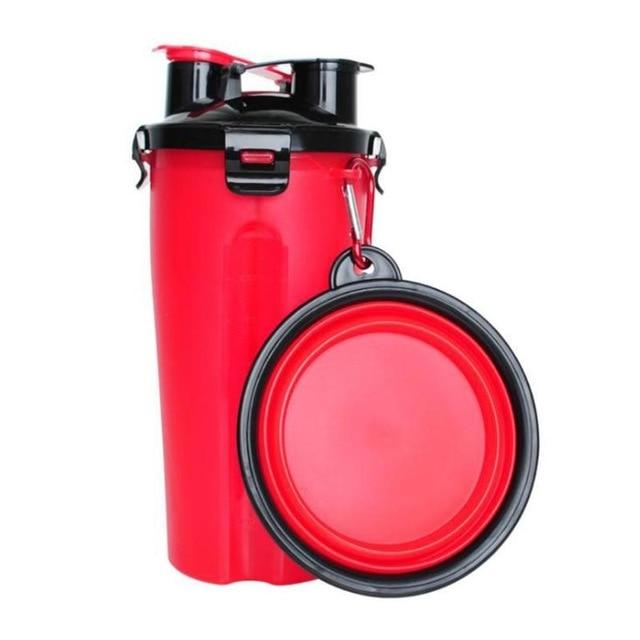 Roter Proteinshaker mit schwarzem Deckel und Karabiner, ideal für Fitness und Sport.