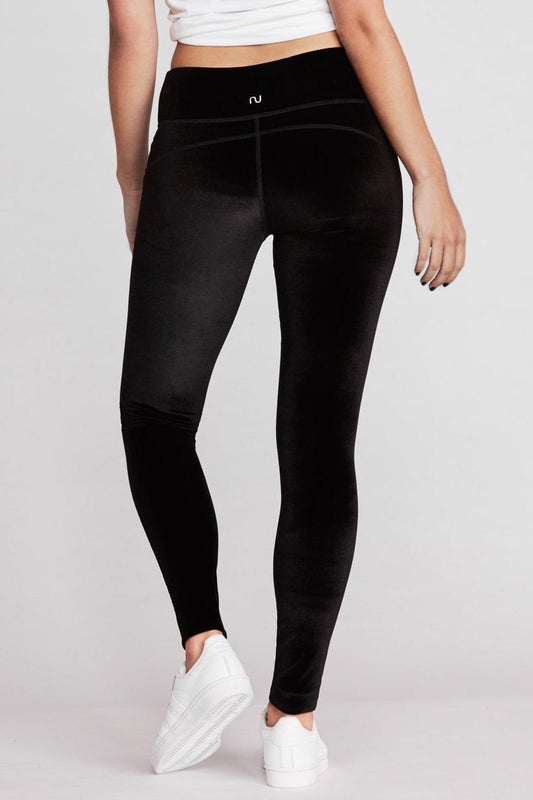 Schwarze Samtleggings für Damen, bequem, modisch, ideal für Freizeit und Sport.